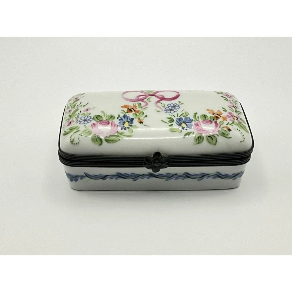 Limoges Peint Main Porcelain Hinged Floral Trinket Pill Box 3 3/8